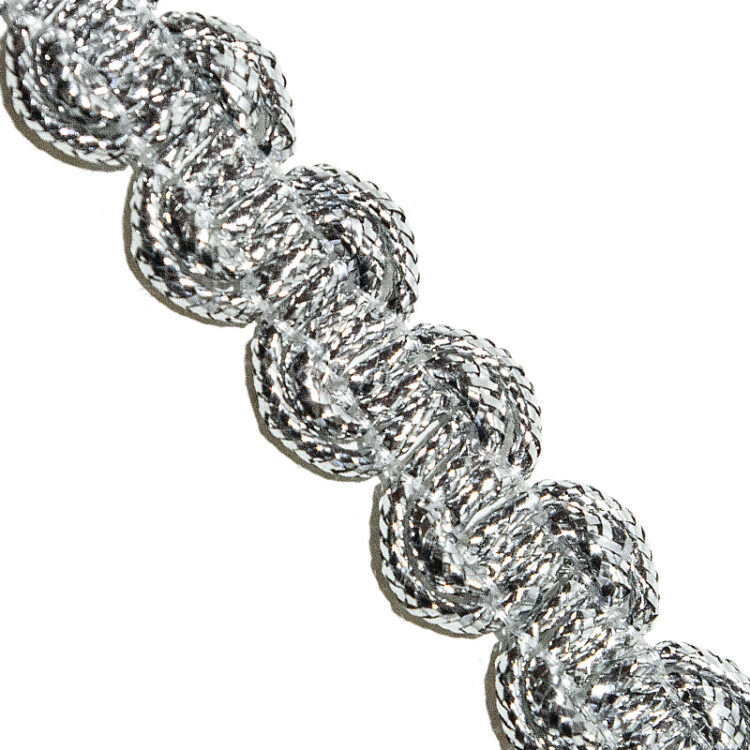 Dantela brodata cu lurex cu aspect metalic argintiu / auriu. Banda lurex dantela.